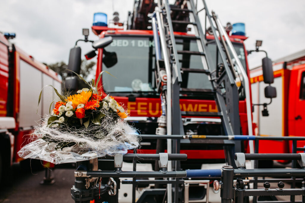 Standesamtliche Hochzeit im Schloss Bedburg mit der Bedburger freiwilligen Feuerwehr und den roten Husaren