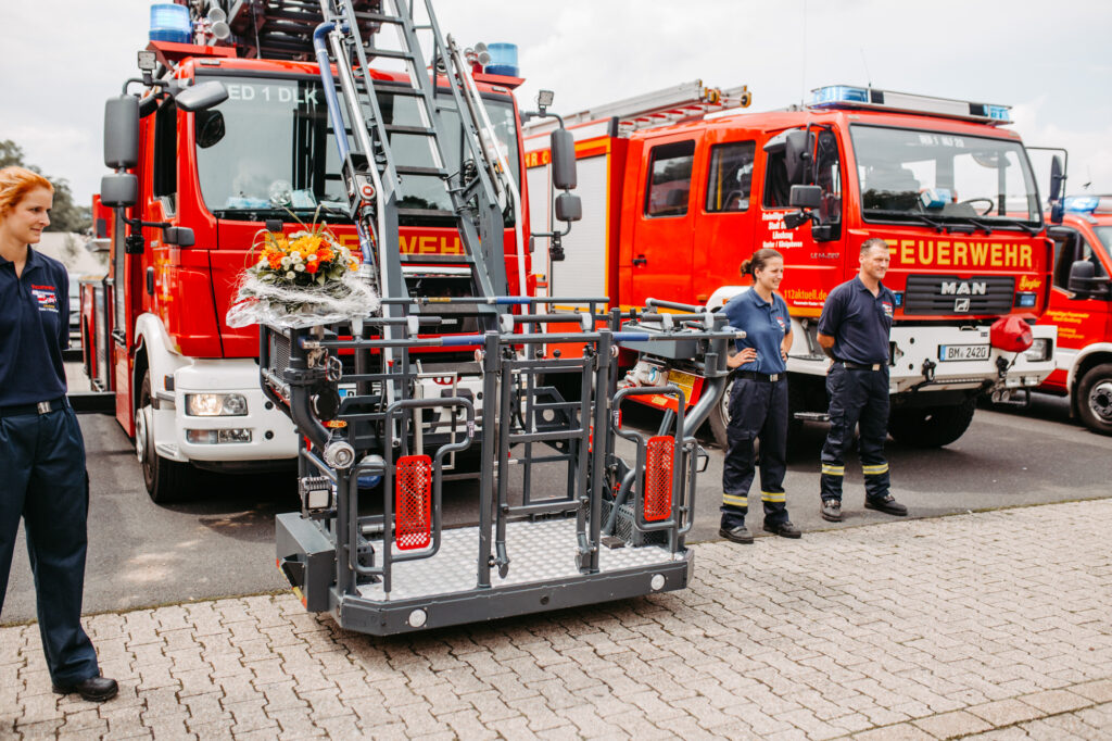 Standesamtliche Hochzeit im Schloss Bedburg mit der Bedburger freiwilligen Feuerwehr und den roten Husaren
