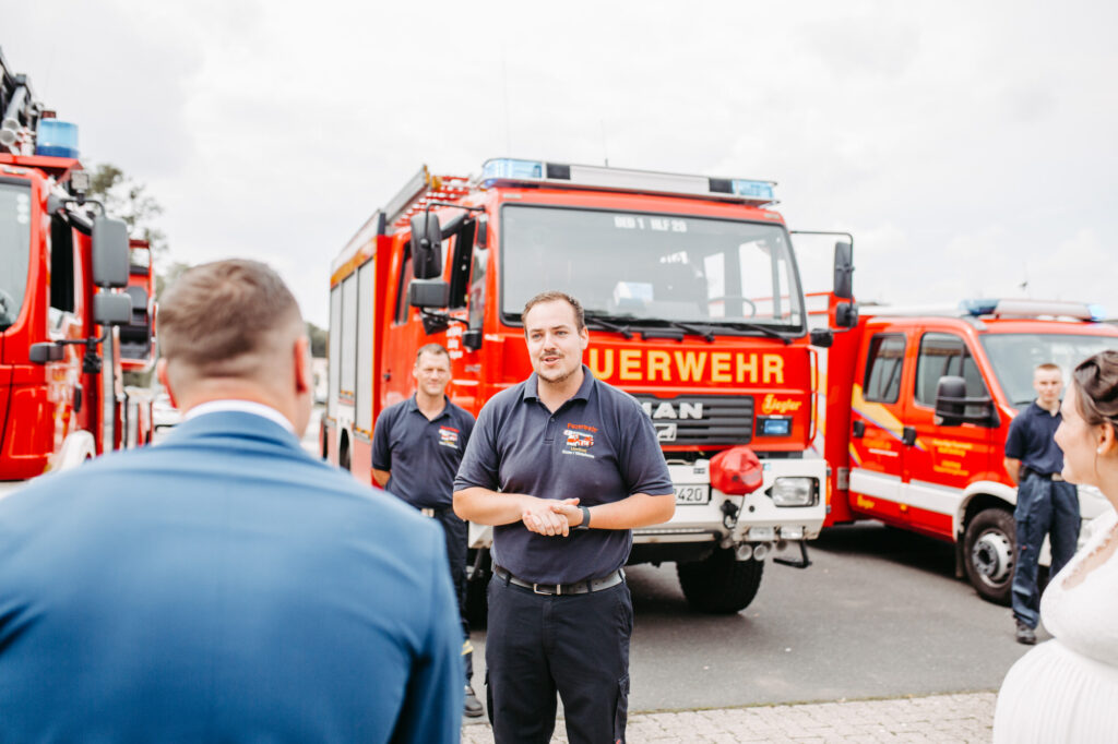 Standesamtliche Hochzeit im Schloss Bedburg mit der Bedburger freiwilligen Feuerwehr und den roten Husaren