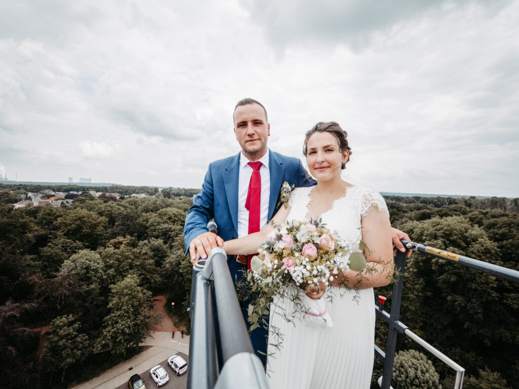 Standesamtliche Hochzeit im Schloss Bedburg mit der Bedburger freiwilligen Feuerwehr und den roten Husaren