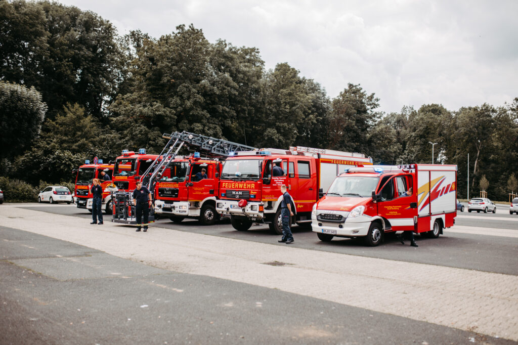 Standesamtliche Hochzeit im Schloss Bedburg mit der Bedburger freiwilligen Feuerwehr und den roten Husaren