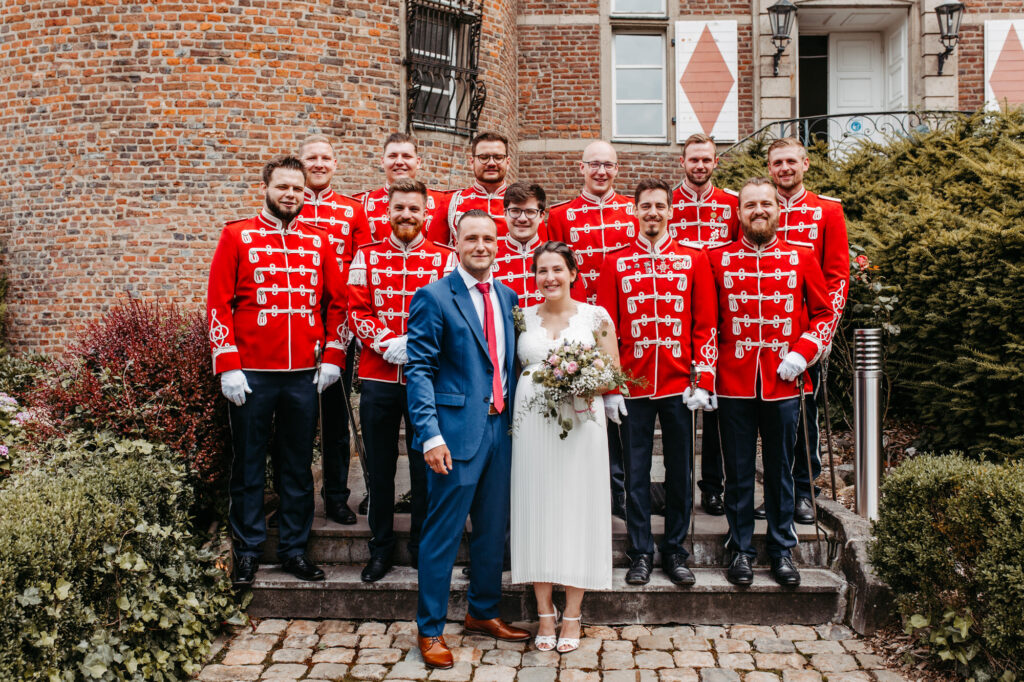Standesamtliche Hochzeit im Schloss Bedburg mit der Bedburger freiwilligen Feuerwehr und den roten Husaren