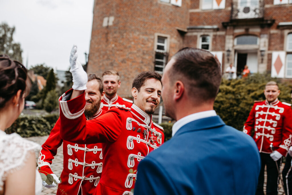 Standesamtliche Hochzeit im Schloss Bedburg mit der Bedburger freiwilligen Feuerwehr und den roten Husaren