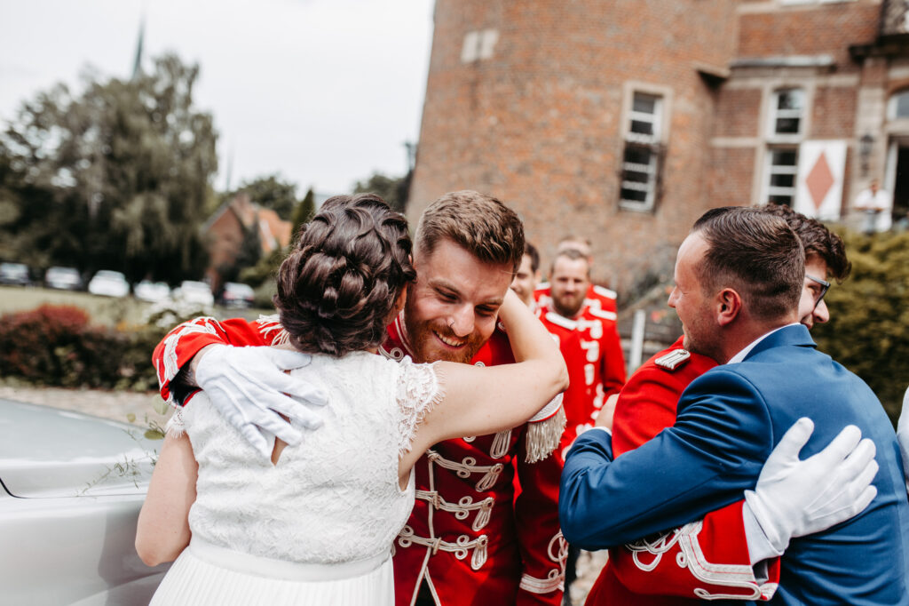 Standesamtliche Hochzeit im Schloss Bedburg mit der Bedburger freiwilligen Feuerwehr und den roten Husaren