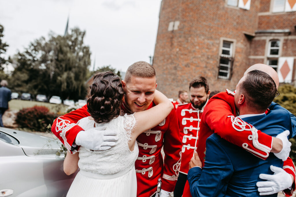 Standesamtliche Hochzeit im Schloss Bedburg mit der Bedburger freiwilligen Feuerwehr und den roten Husaren