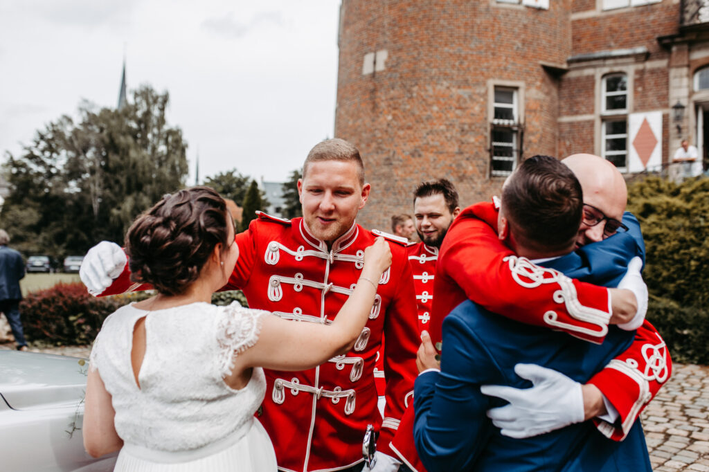 Standesamtliche Hochzeit im Schloss Bedburg mit der Bedburger freiwilligen Feuerwehr und den roten Husaren