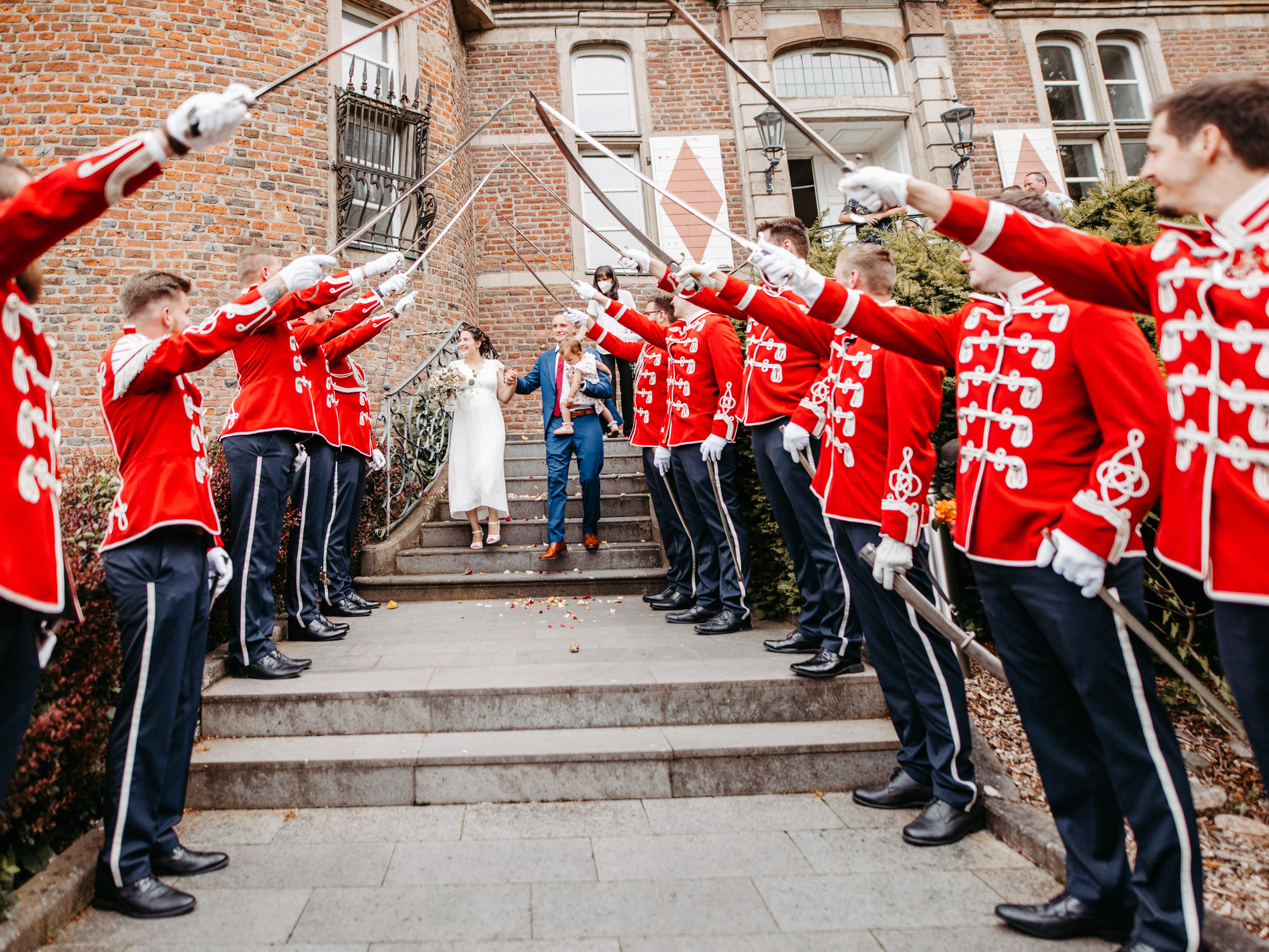 Standesamtliche Hochzeit im Schloss Bedburg mit der Bedburger freiwilligen Feuerwehr und den roten Husaren