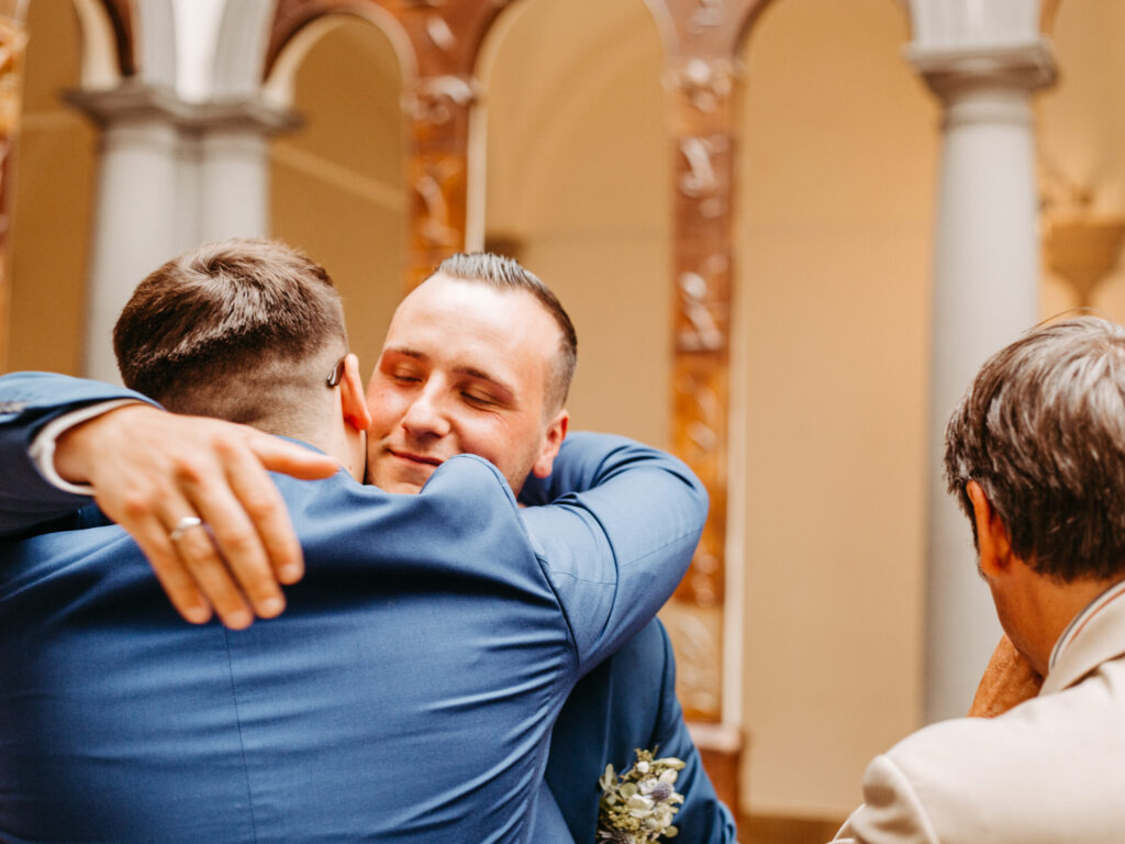 Standesamtliche Hochzeit im Schloss Bedburg mit der Bedburger freiwilligen Feuerwehr und den roten Husaren