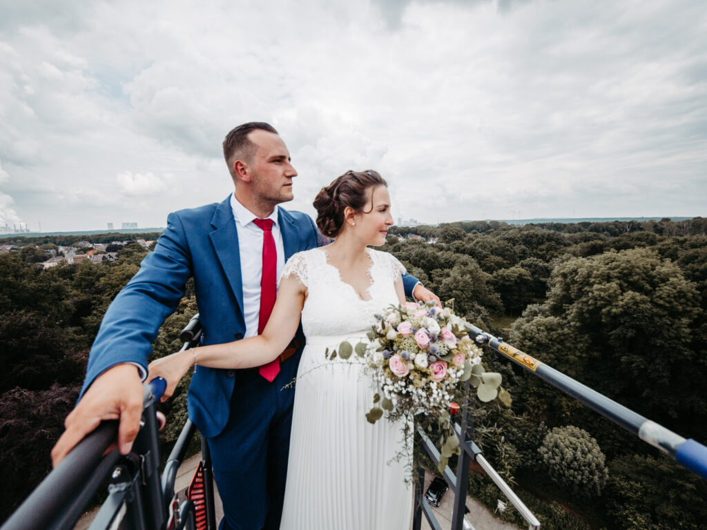 Standesamtliche Hochzeit im Schloss Bedburg mit der Bedburger freiwilligen Feuerwehr und den roten Husaren