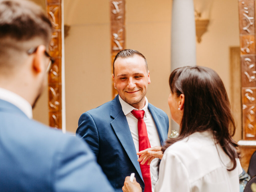 Standesamtliche Hochzeit im Schloss Bedburg mit der Bedburger freiwilligen Feuerwehr und den roten Husaren