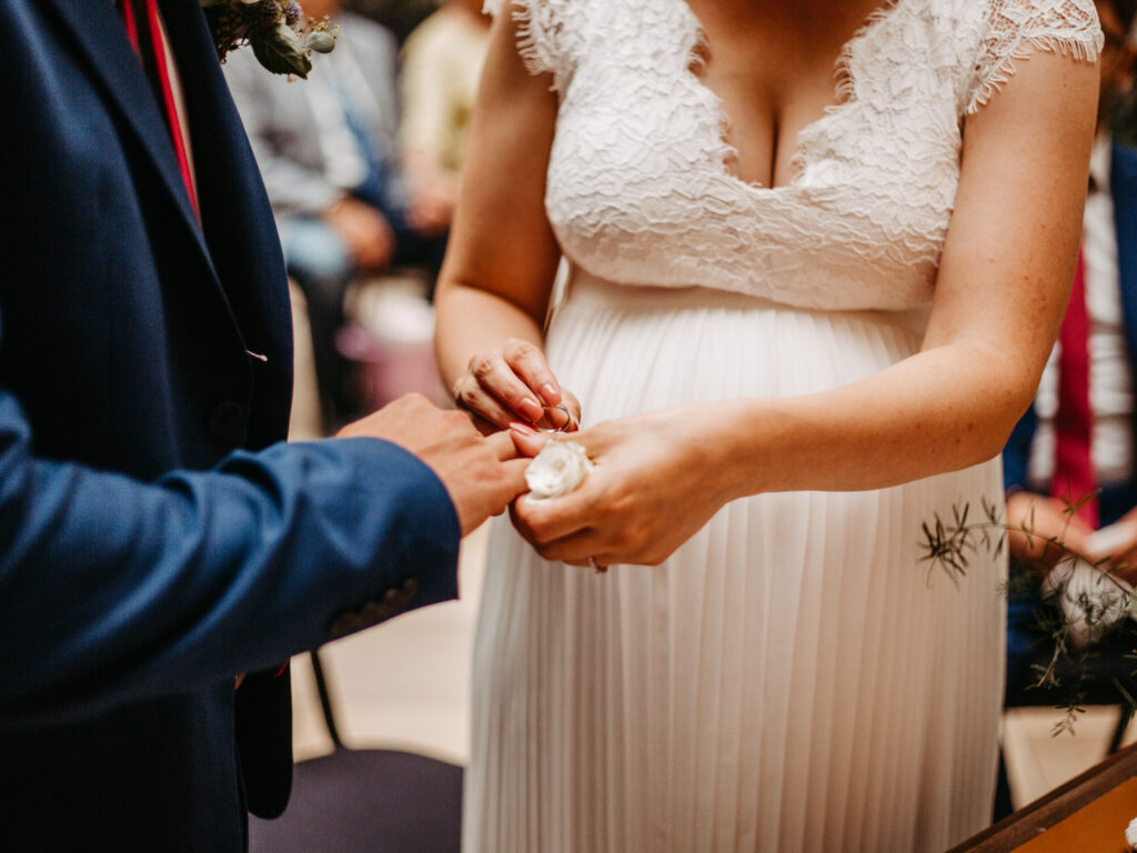 Standesamtliche Hochzeit im Schloss Bedburg mit der Bedburger freiwilligen Feuerwehr und den roten Husaren