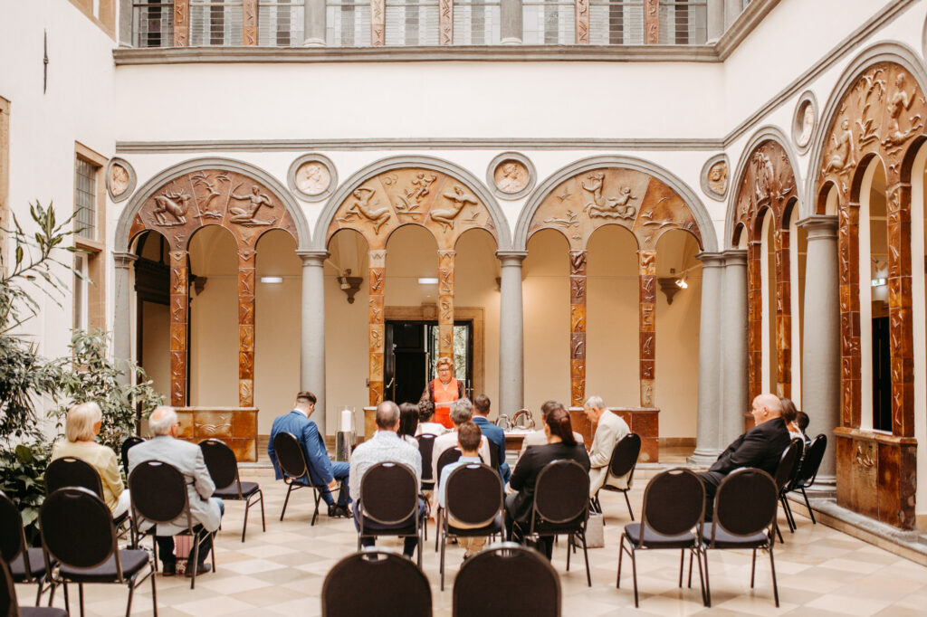 Standesamtliche Hochzeit im Schloss Bedburg mit der Bedburger freiwilligen Feuerwehr und den roten Husaren