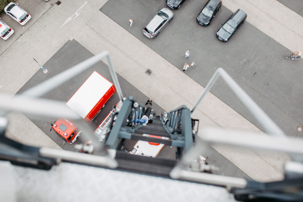 Standesamtliche Hochzeit im Schloss Bedburg mit der Bedburger freiwilligen Feuerwehr und den roten Husaren