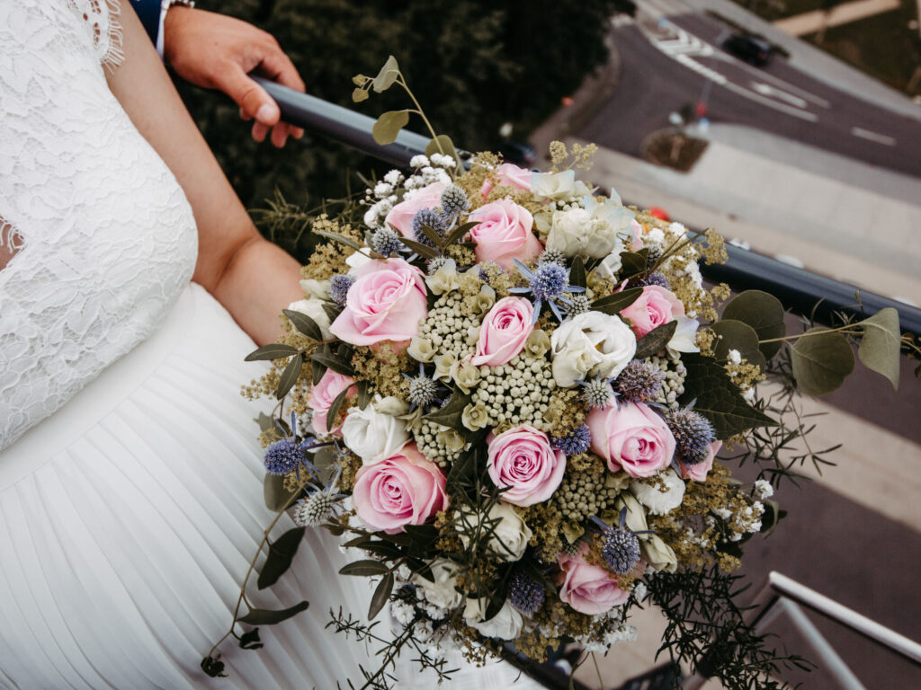 Standesamtliche Hochzeit im Schloss Bedburg mit der Bedburger freiwilligen Feuerwehr und den roten Husaren