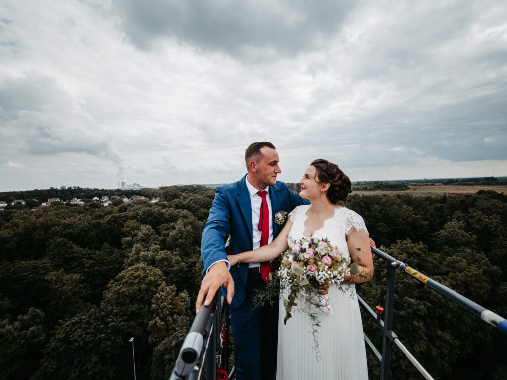 Standesamtliche Hochzeit im Schloss Bedburg mit der Bedburger freiwilligen Feuerwehr und den roten Husaren