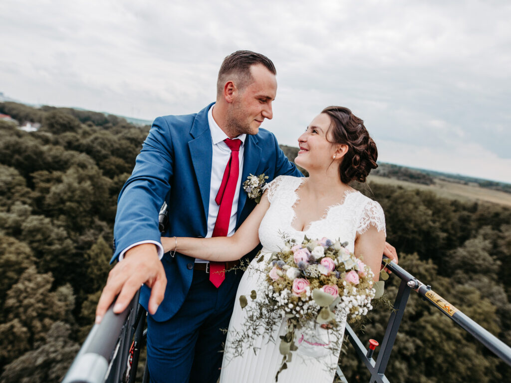 Standesamtliche Hochzeit im Schloss Bedburg mit der Bedburger freiwilligen Feuerwehr und den roten Husaren