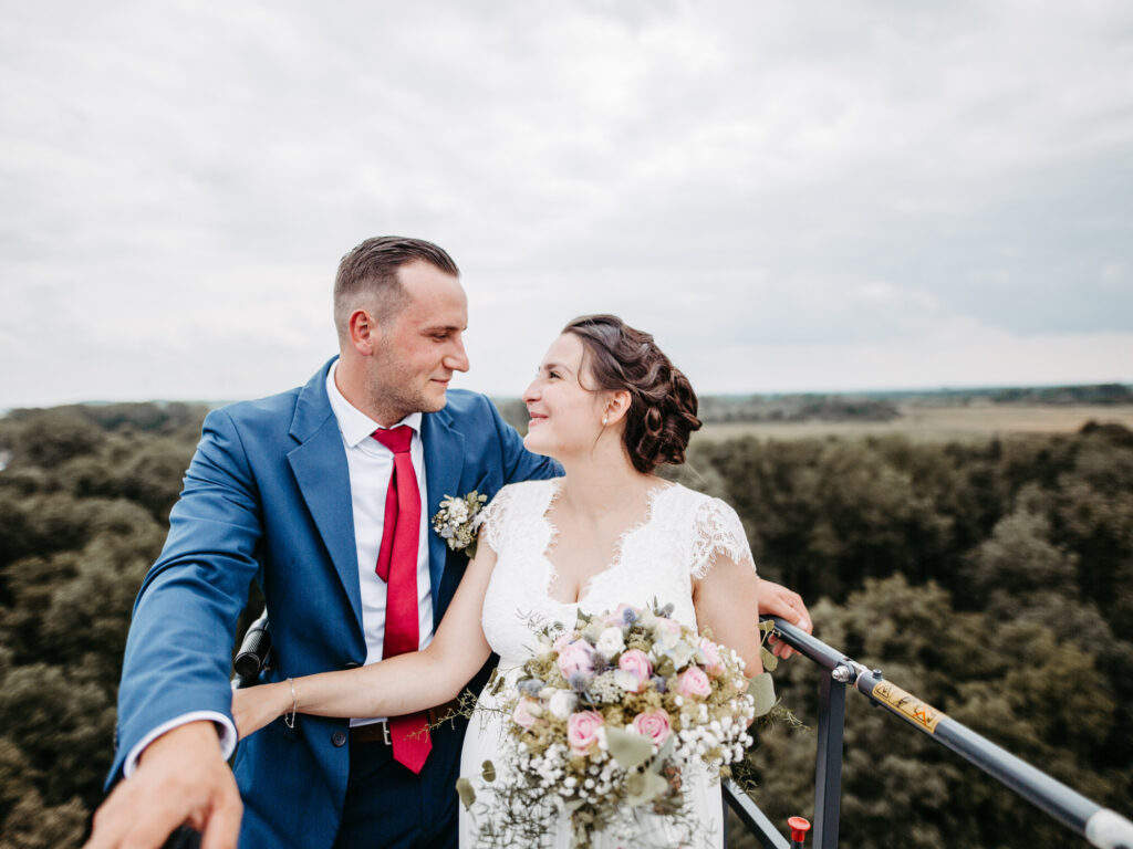 Standesamtliche Hochzeit im Schloss Bedburg mit der Bedburger freiwilligen Feuerwehr und den roten Husaren