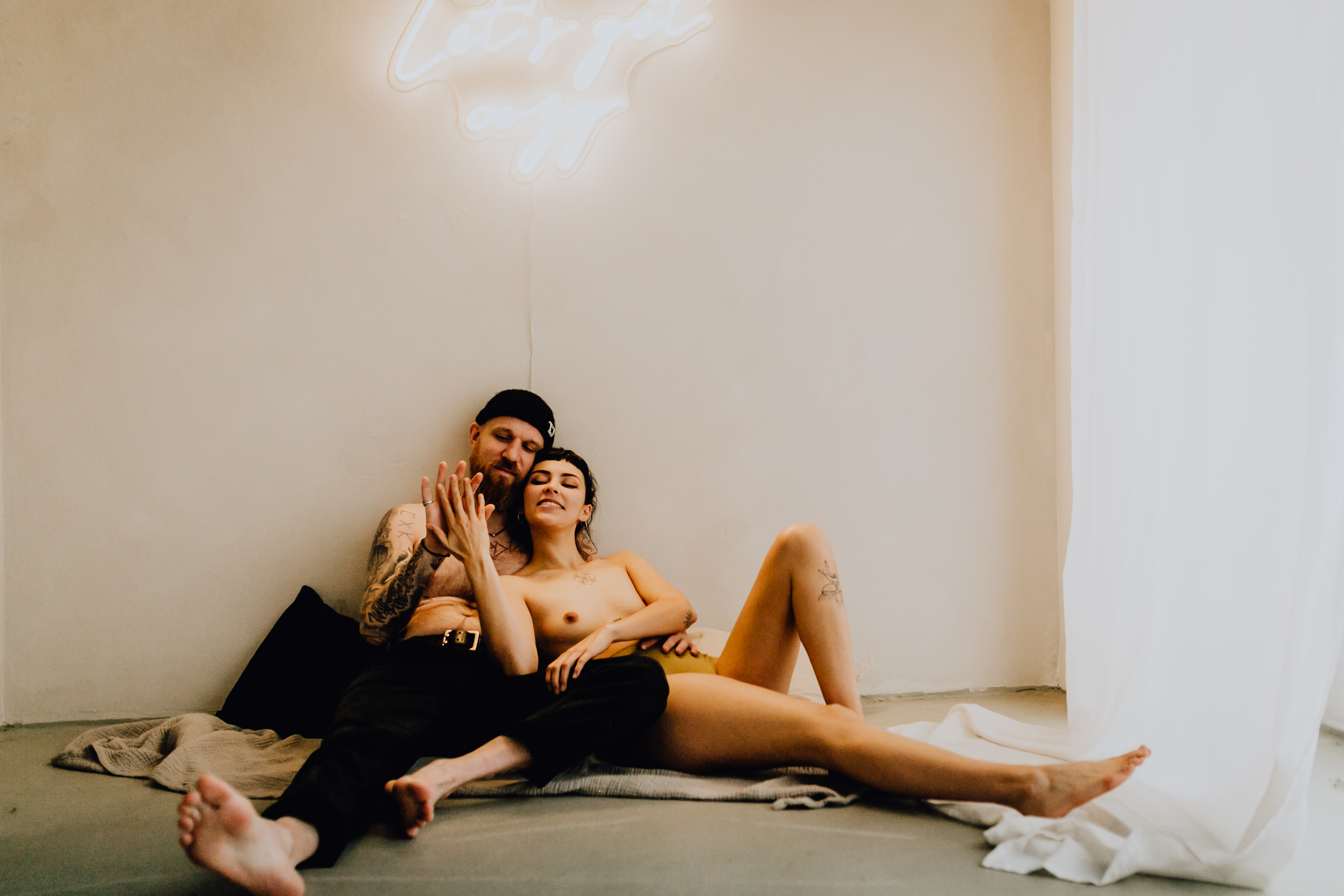 Erotisches Paarshooting in einer schönen Loft-Wohnung