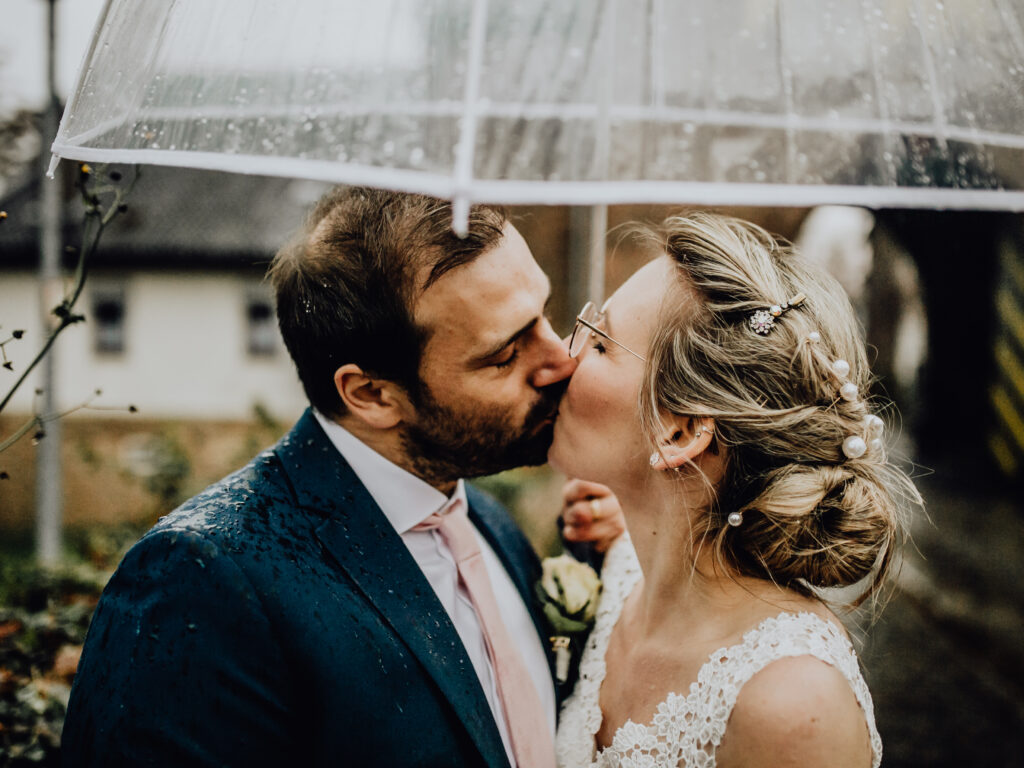 Verregnete Hochzeit in Bedburg // Alt-Kaster