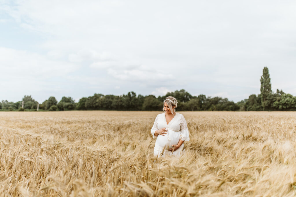 Babybauchshooting am Schloss Paffendorf im Feld // Bedburg