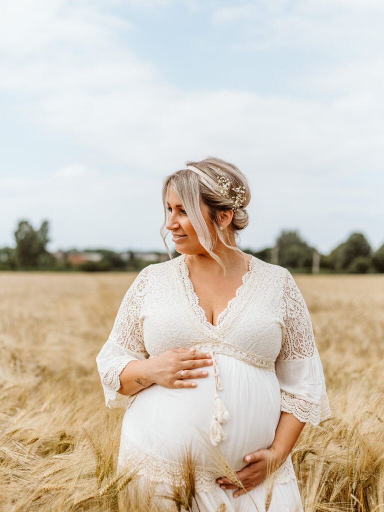 Babybauchshooting am Schloss Paffendorf im Feld // Bedburg