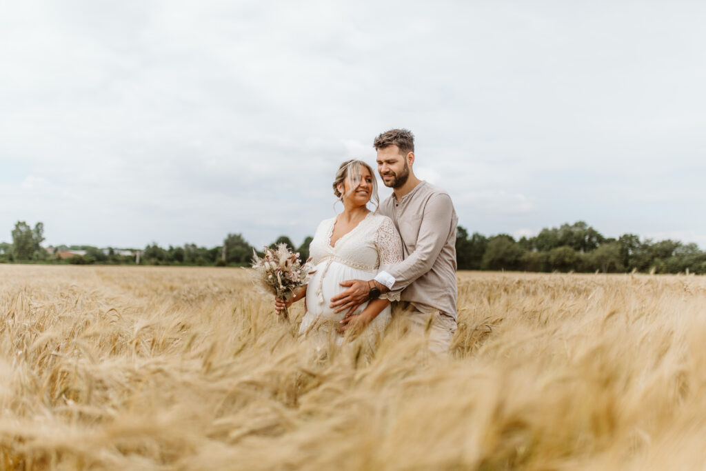 Babybauchshooting am Schloss Paffendorf im Feld // Bedburg