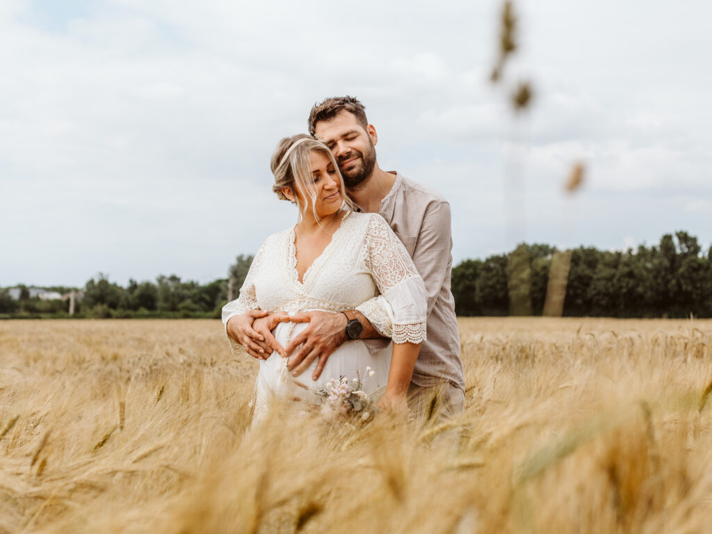 Babybauchshooting am Schloss Paffendorf im Feld // Bedburg
