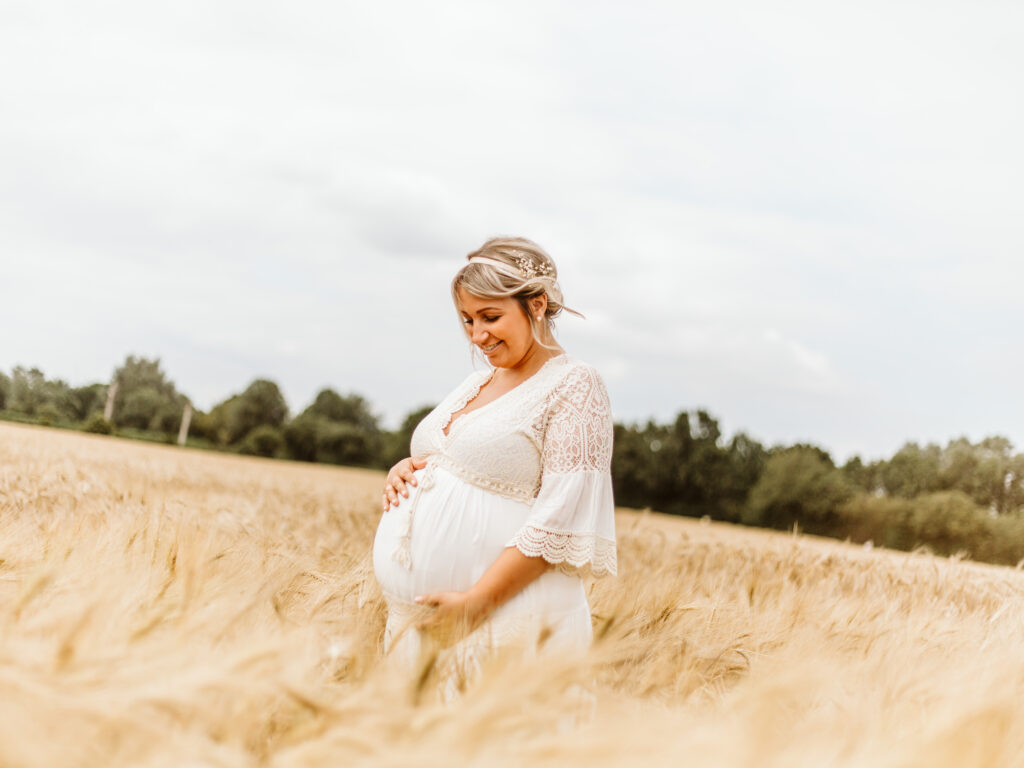 Babybauchshooting am Schloss Paffendorf im Feld // Bedburg