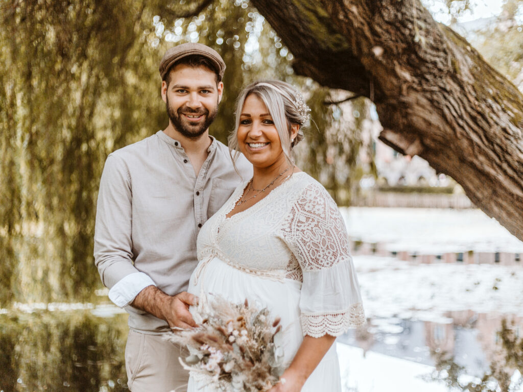 Babybauchshooting am Schloss Paffendorf im Feld // Bedburg