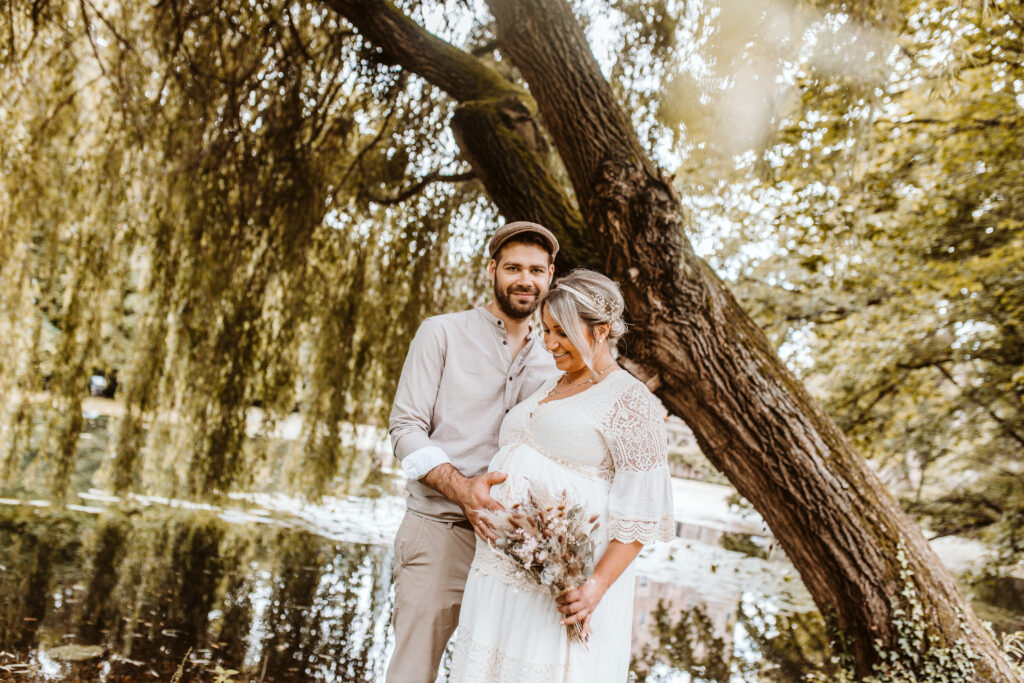 Babybauchshooting am Schloss Paffendorf im Feld // Bedburg