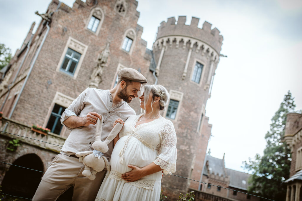 Babybauchshooting am Schloss Paffendorf im Feld // Bedburg