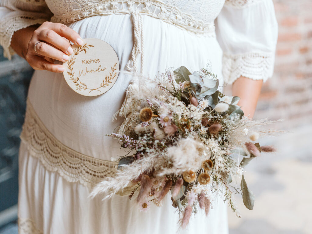 Babybauchshooting am Schloss Paffendorf im Feld // Bedburg