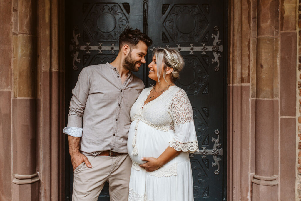 Babybauchshooting am Schloss Paffendorf im Feld // Bedburg