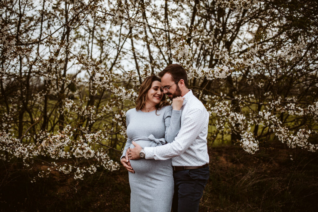 Moody Babybauchfotos in der Natur und zu Hause // Bedburg