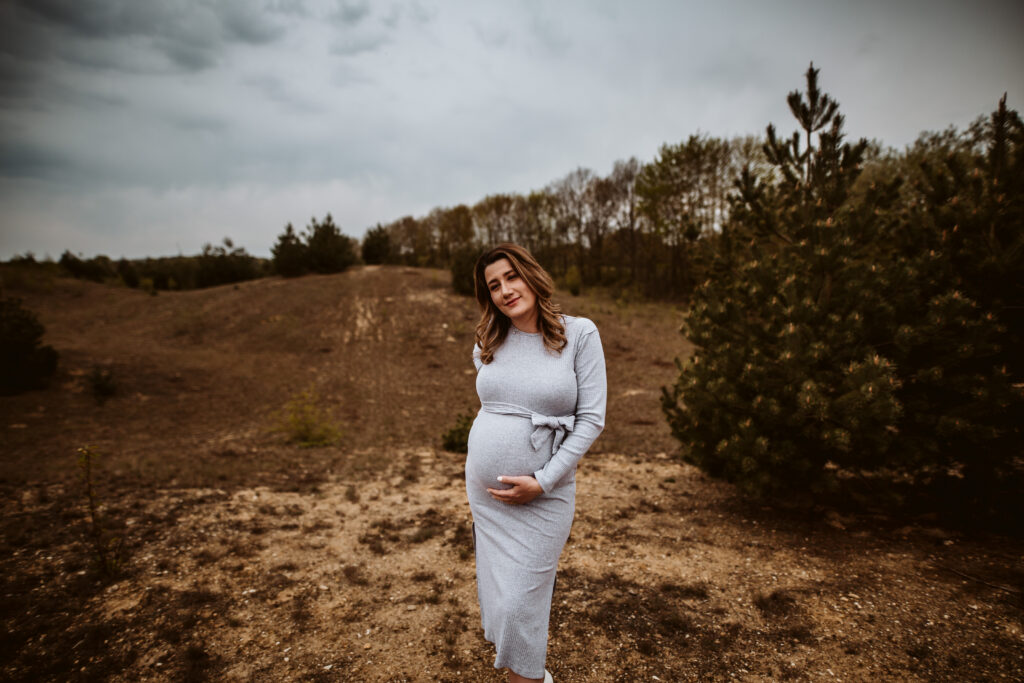 Moody Babybauchfotos in der Natur und zu Hause // Bedburg