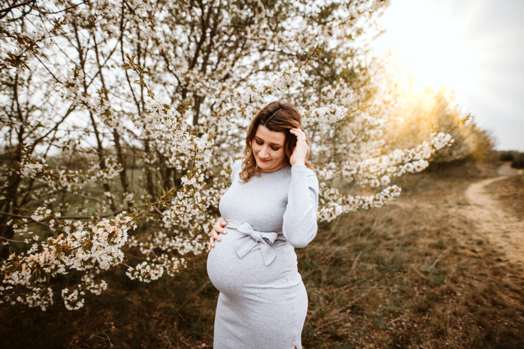 Moody Babybauchfotos in der Natur und zu Hause // Bedburg