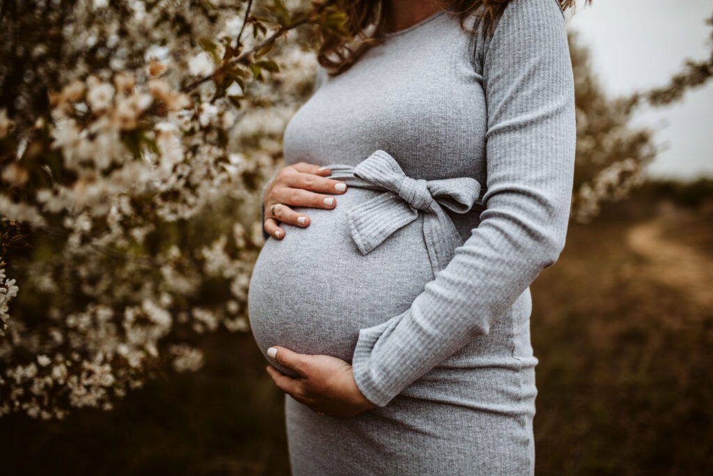 Moody Babybauchfotos in der Natur und zu Hause // Bedburg
