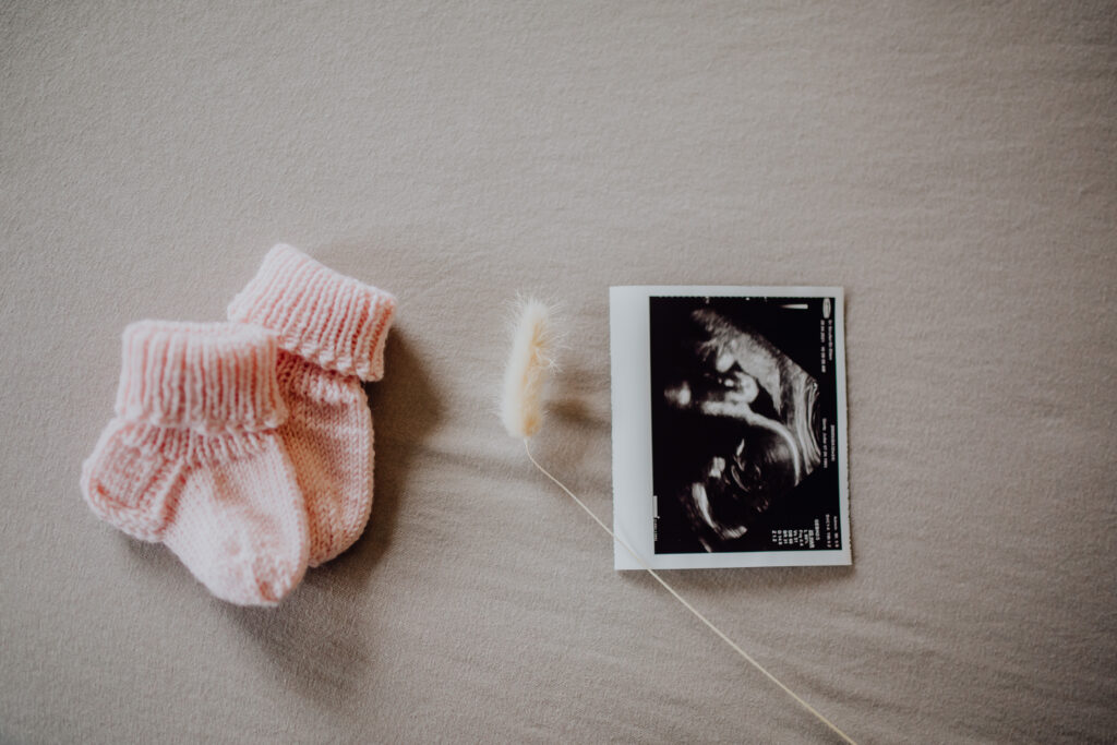 Moody Babybauchfotos in der Natur und zu Hause // Bedburg