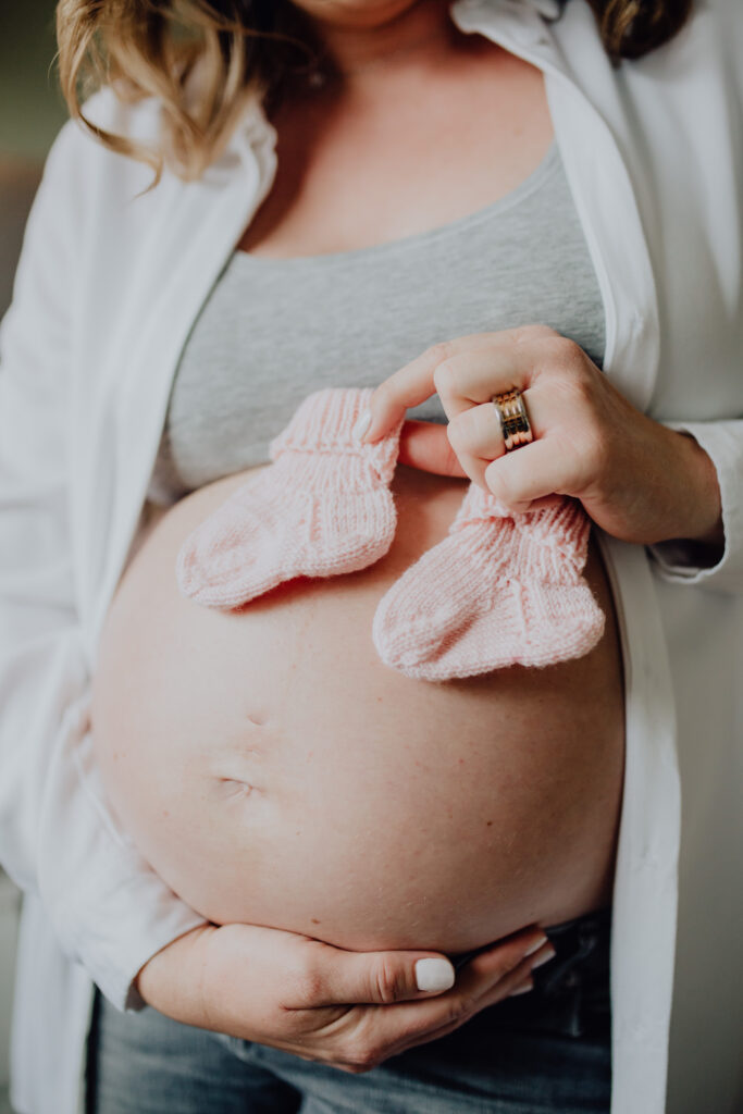 Moody Babybauchfotos in der Natur und zu Hause // Bedburg