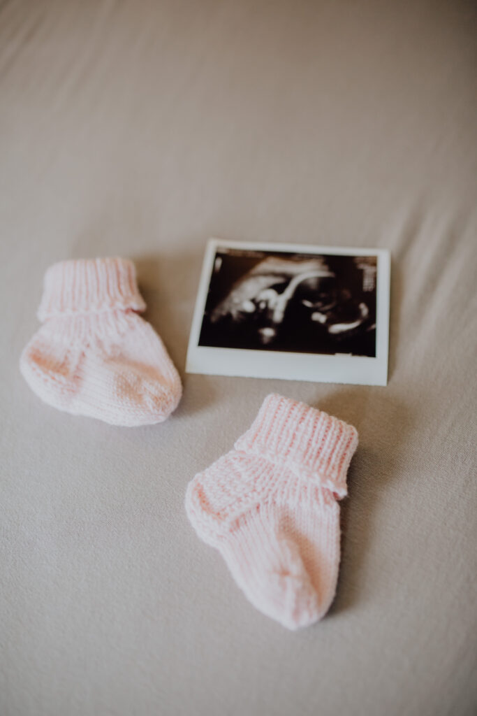 Moody Babybauchfotos in der Natur und zu Hause // Bedburg