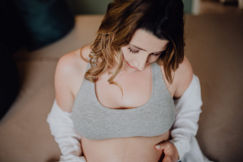 Moody Babybauchfotos in der Natur und zu Hause // Bedburg