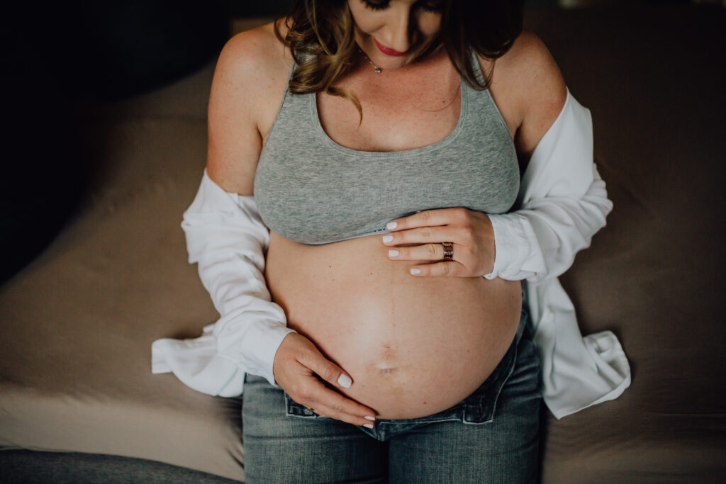 Moody Babybauchfotos in der Natur und zu Hause // Bedburg