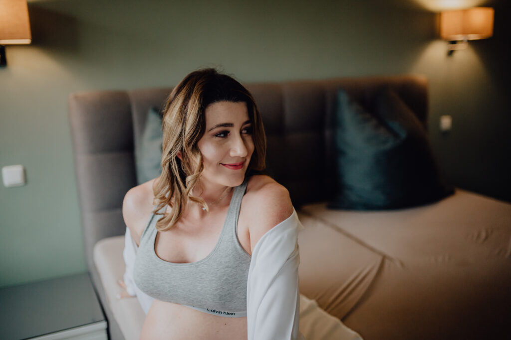 Moody Babybauchfotos in der Natur und zu Hause // Bedburg