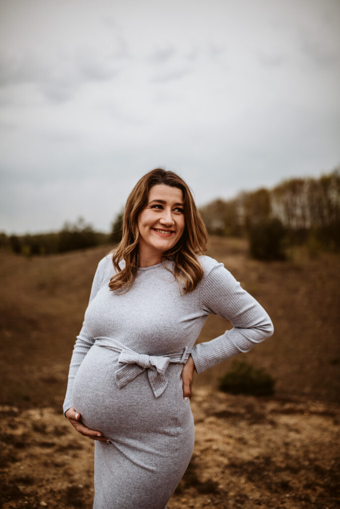 Moody Babybauchfotos in der Natur und zu Hause // Bedburg