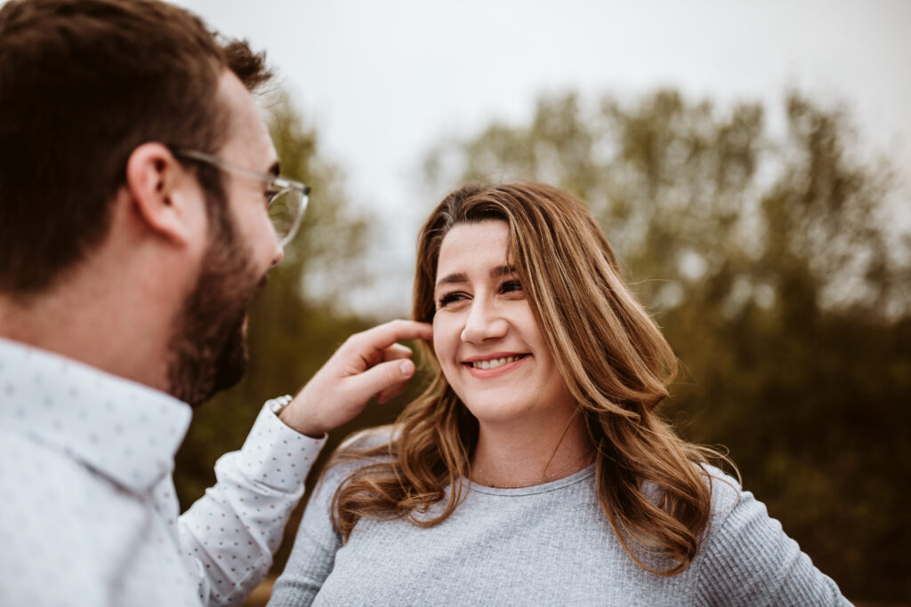 Moody Babybauchfotos in der Natur und zu Hause // Bedburg