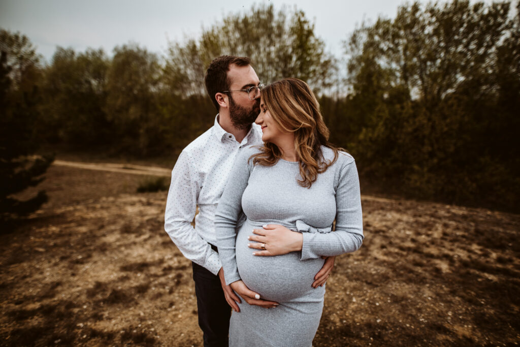 Moody Babybauchfotos in der Natur und zu Hause // Bedburg