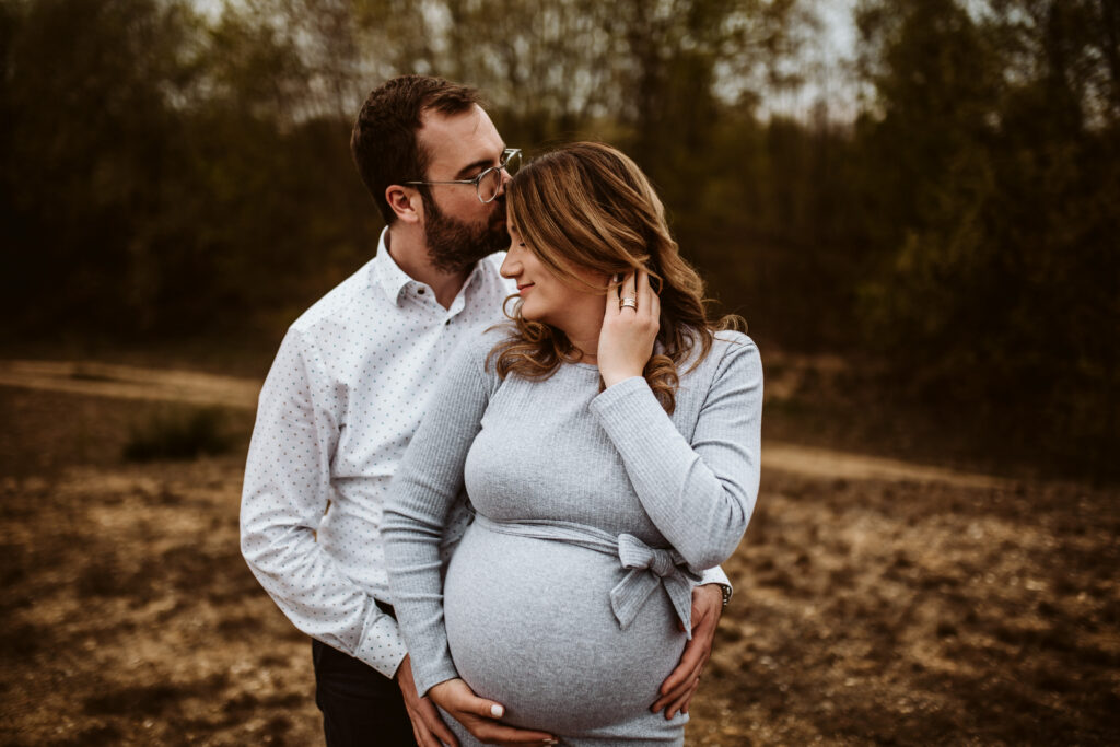 Moody Babybauchfotos in der Natur und zu Hause // Bedburg