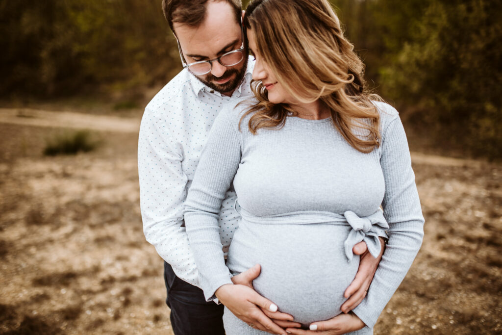 Moody Babybauchfotos in der Natur und zu Hause // Bedburg