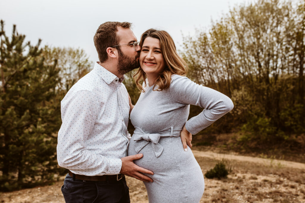 Moody Babybauchfotos in der Natur und zu Hause // Bedburg