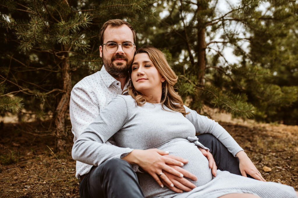 Moody Babybauchfotos in der Natur und zu Hause // Bedburg